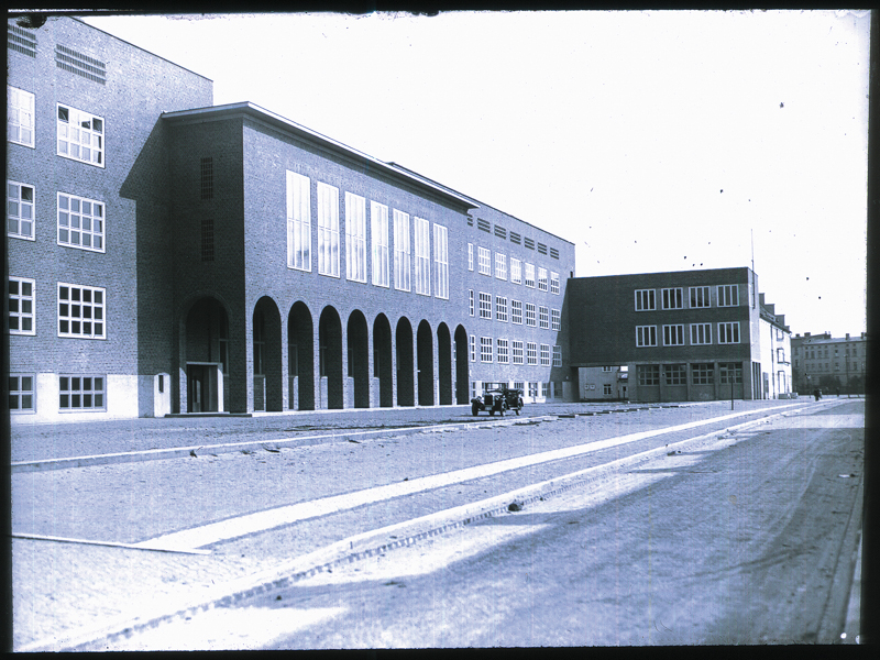 Plik:Gmach szkoły Pestalozziego, lata 30. XX wieku. Od 1953 II Liceum Ogólnokształcące.JPG