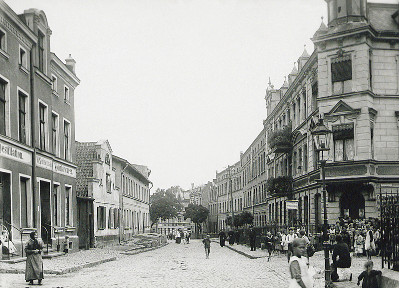 Plik:Skrzyżowanie ulic Podmiejskiej z Raduńską na Oruni, 1910.JPG