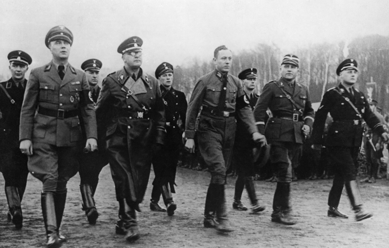 Plik:Manifestacja przedwyborcza gdańskiej NSDAP, na pierwszym planie od lewej – Arthur Greiser, Erich von dem Bach-Zelewski, Albert Forster, 1938–1939.JPG
