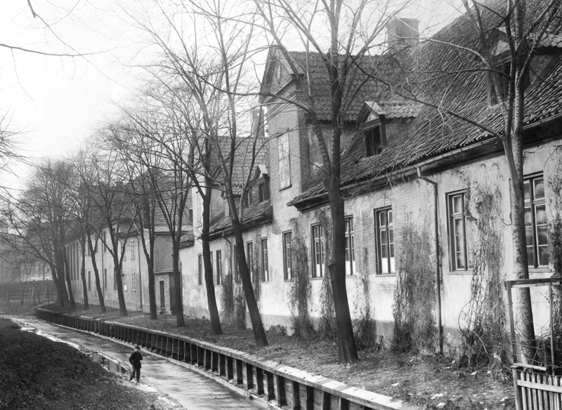 Plik:Dom Dobroczynności (w głębi) przy ul. Sierocej nad dawnym odgałęzieniem Kanału Raduni, 1910.JPG
