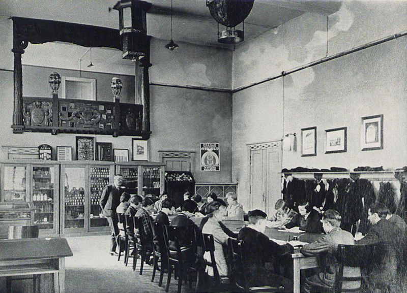 Plik:Klasa w Polskiej Szkole Handlowej, około 1927.JPG