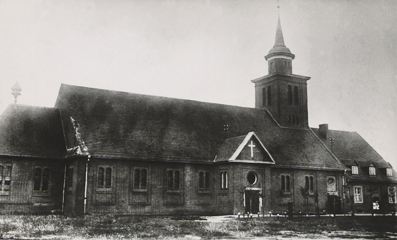 Plik:Kościół św. Stanisława Biskupa Męczennika, około 1925.JPG
