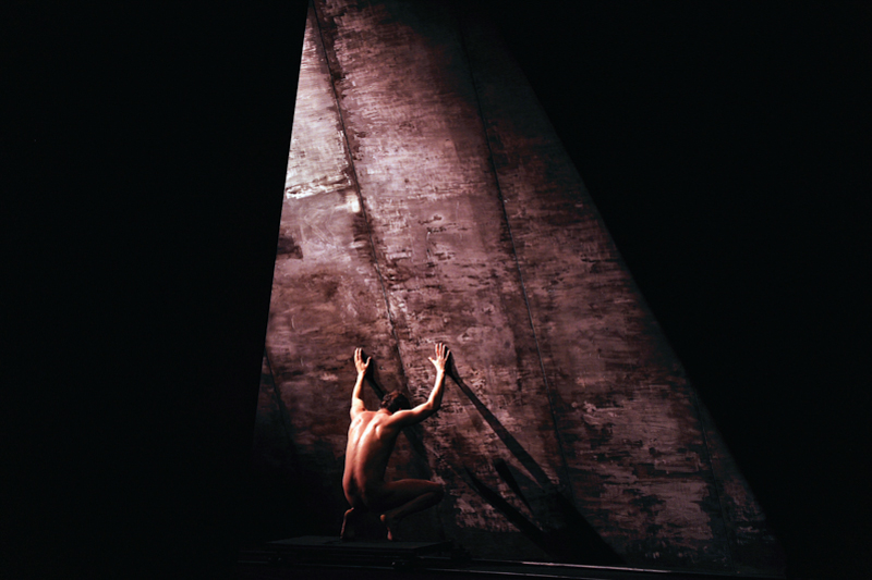 Plik:Scena ze spektaklu „Zmierzch bogów” w Teatrze Wybrzeże, 2009.JPG