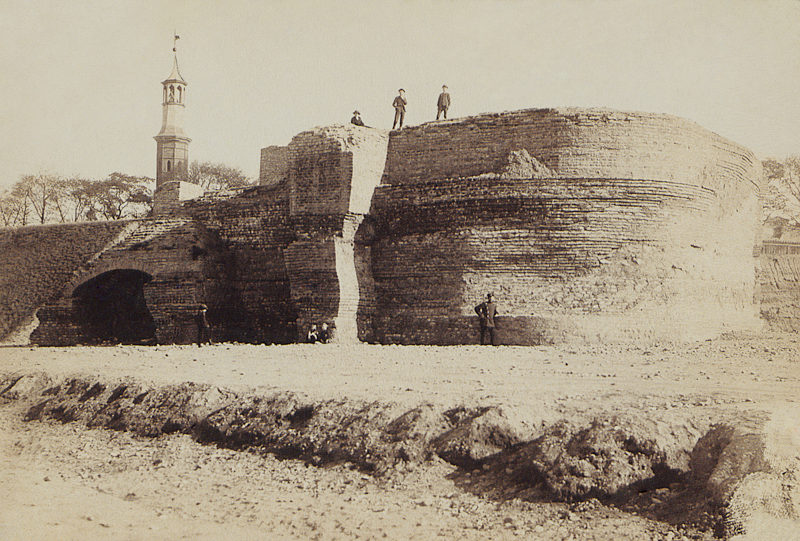 Plik:Bastion św. Elżbiety podczas rozbiórki, widok od południowego zachodu, około 1895 .JPG