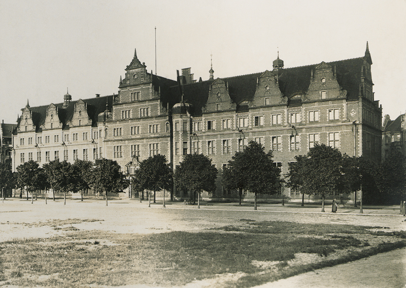 Plik:Gmach Prezydium Policji przy ul. Okopowej, około 1920.JPG