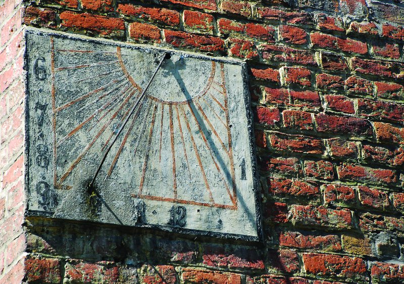 Plik:Zegar słoneczny na wschodniej elewacji Domu Bramnego w Oliwie.jpg