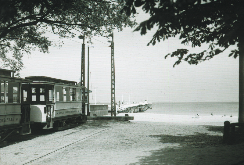 Plik:Końcowy przystanek linii tramwajowej koło mola w Brzeźnie, lata 30. XX wieku.JPG