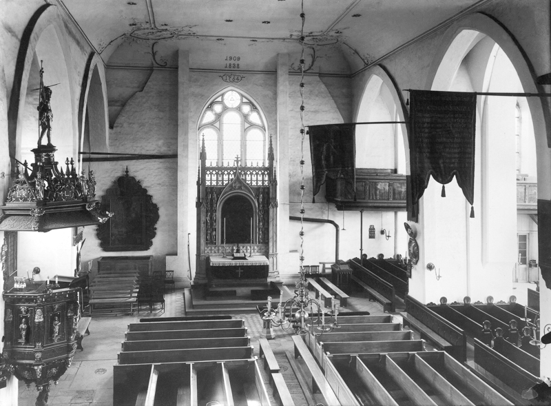 Plik:Wnętrze kościoła św. Bartłomieja, przed 1945.JPG