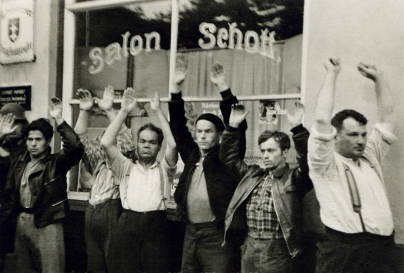 Plik:Polacy zatrzymani w Nowym Porcie 1939.JPG