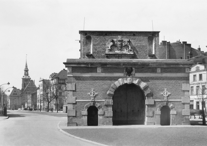 Plik:Brama Długich Ogrodów, zwana dziś Żuławską, widok od strony wschodniej, koniec lat 30. XX wieku.JPG