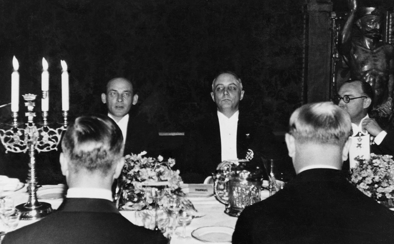 Plik:Hermann Rauschning (z lewej) z premierem Januszem Jędrzejewiczem.JPG