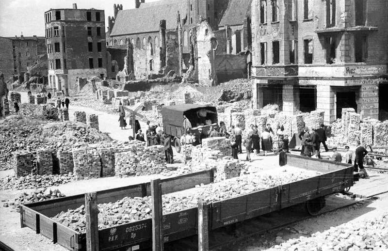 Plik:Widok na odbudowywaną ul. Szeroką, w głębi kościół św. Mikołaja, 1945–1950.JPG