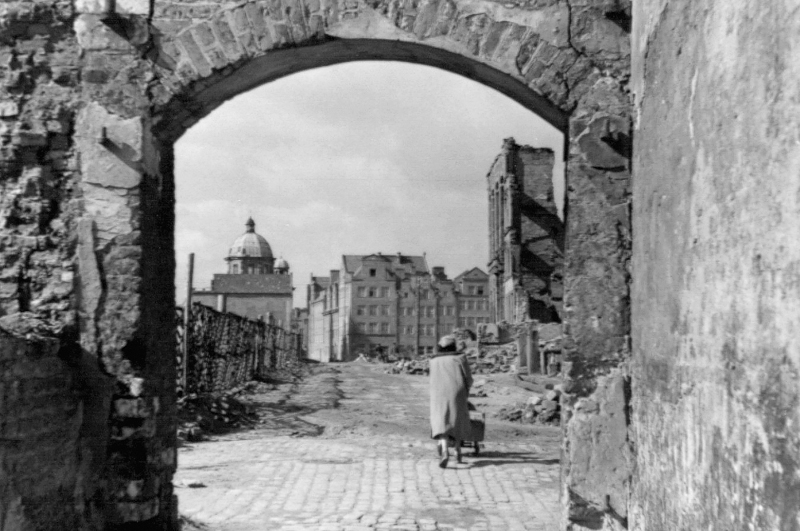 Plik:Widok na zrujnowaną w czasie wojny ul. św. Ducha, około 1950.JPG