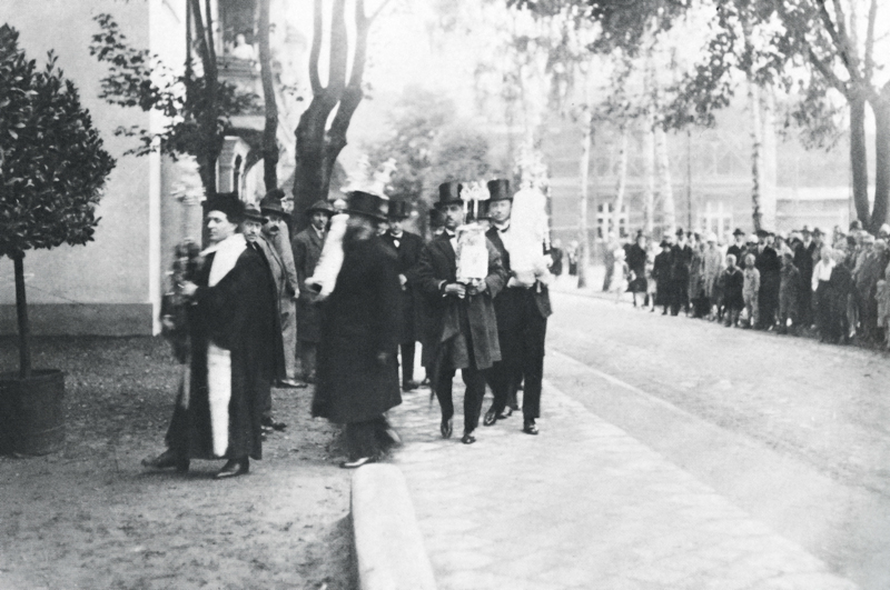 Plik:Uroczyste wprowadzenie zwojów Tory do Nowej Synagogi, 1927.JPG