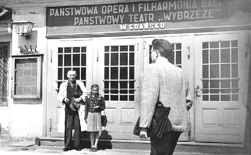 Plik:Wejście do Opery i Filharmonii Bałtyckiej przy al. Zwycięstwa we Wrzeszczu, 1955.JPG