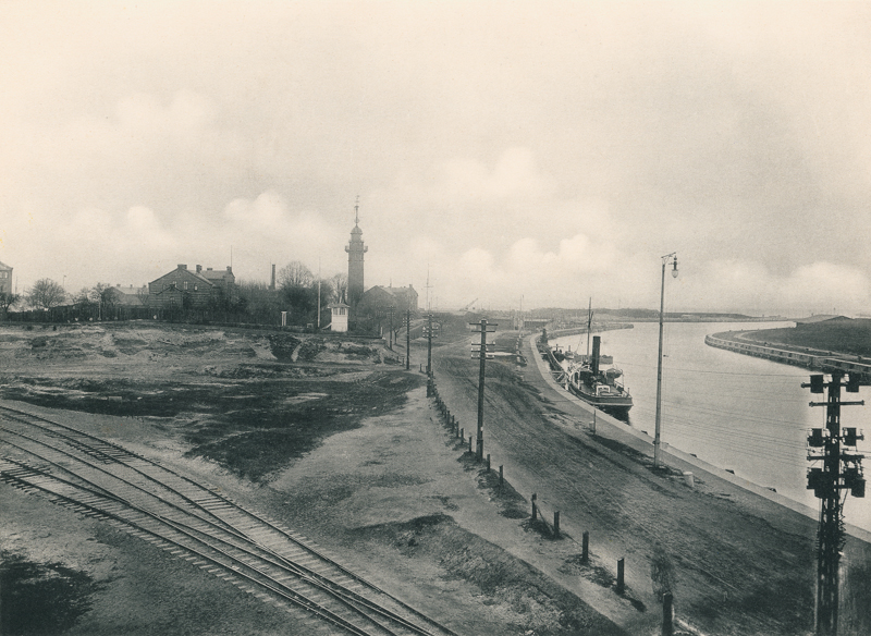 Plik:Widok na latarnię morską w Nowym Porcie, początek XX wieku.JPG