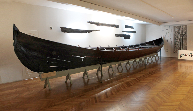 Plik:Słowiańska łódź bojowa z Oruni w Muzeum Archeologicznym, X–XIII wiek.JPG