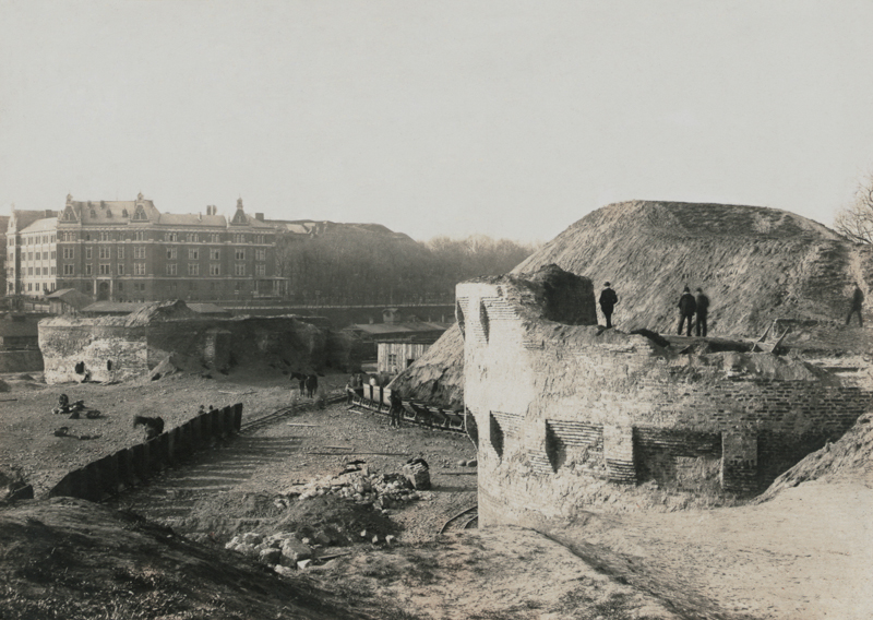 Plik:Prace przy rozbiórce Bastionu św. Elżbiety, około 1895.JPG