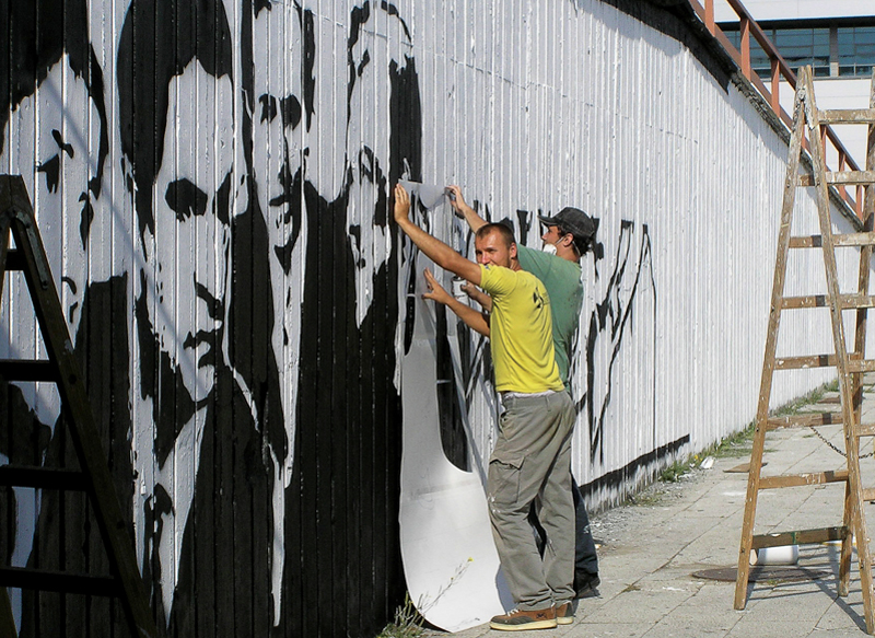 Plik:Mural przy UG według projektu Mariusza Warasa (z tyłu), współwykonanie Tomasz Dziemiańczuk.JPG