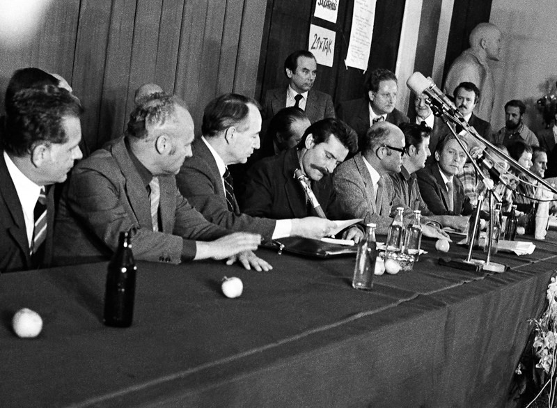 Plik:Podpisanie porozumienia gdańskiego, z lewej strony Lecha Wałęsy – Mieczysław Jagielski, z prawej – Tadeusz Fiszbach, 1980.JPG