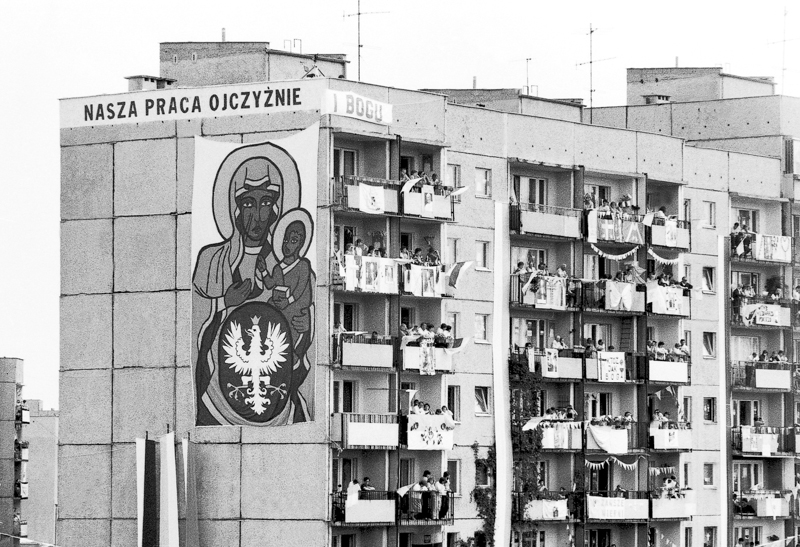Plik:Budynek na Zaspie udekorowany z okazji pielgrzymki Jana Pawła II 1987.JPG