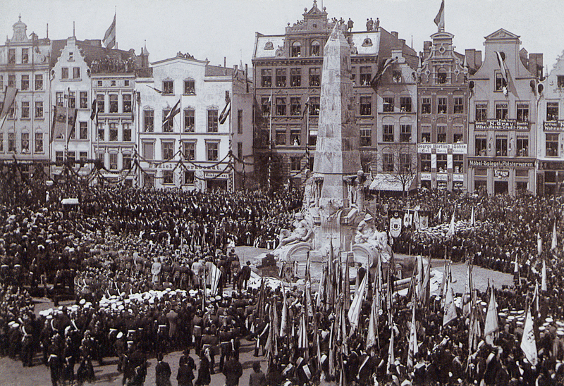 Plik:Odsłonięcie pomnika Żołnierzy na Targu Drzewnym, 1904.JPG