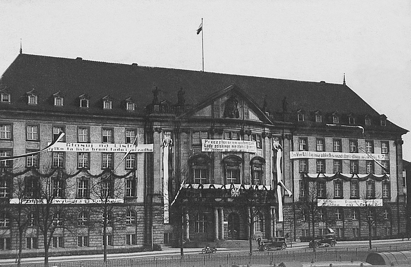 Plik:Fasada budynku Dyrekcji Kolei, 1935.JPG