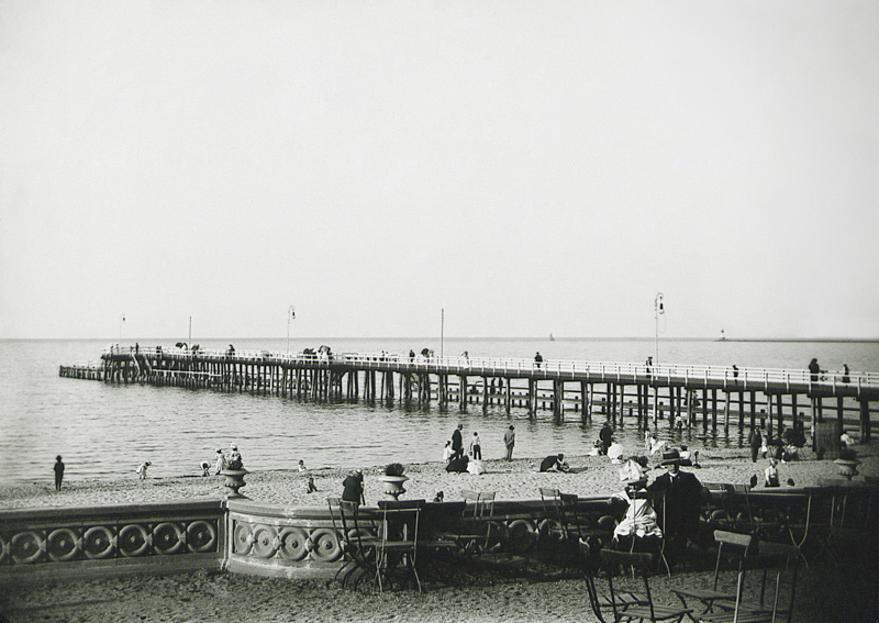 Plik:Plaża i molo w Brzeźnie, około 1910.JPG
