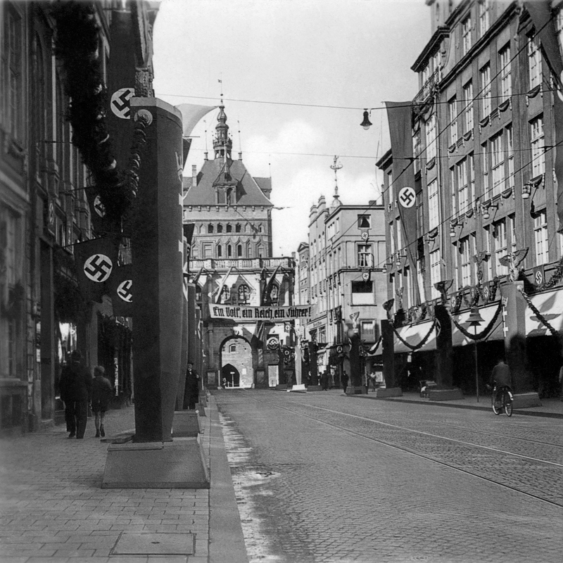 Plik:Ulica Długa udekorowana na przyjazd Adolfa Hitlera, 1939.JPG