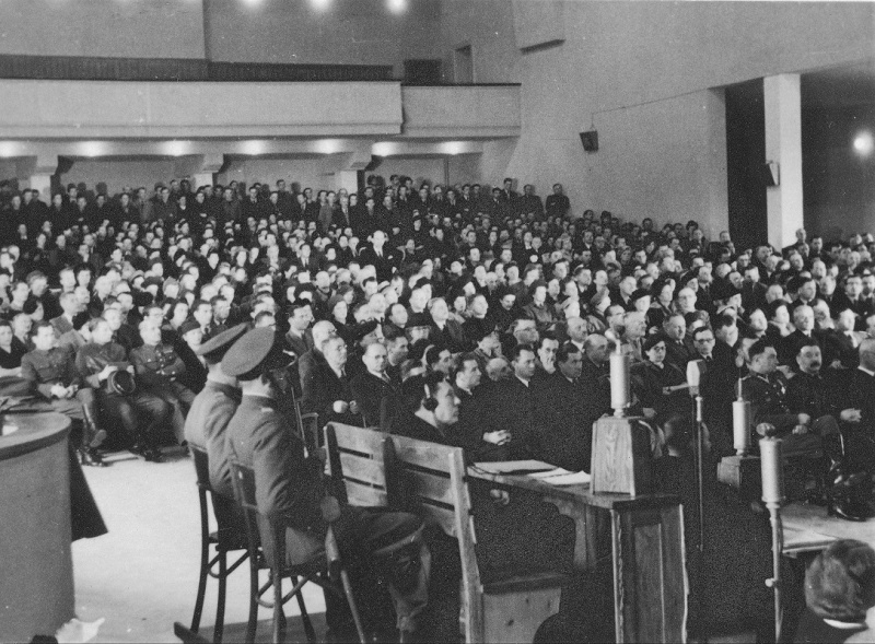 Plik:Wnętrze podczas procesu Alberta Forstera w kwietniu 1948.jpg