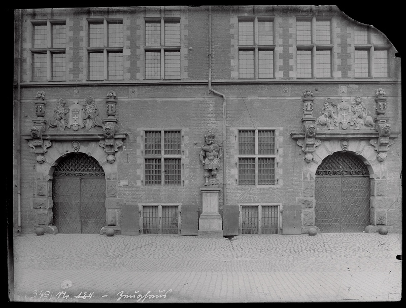 Plik:Fasada zachodnia Wielkiej Zbrojowni, początek XX wieku.JPG