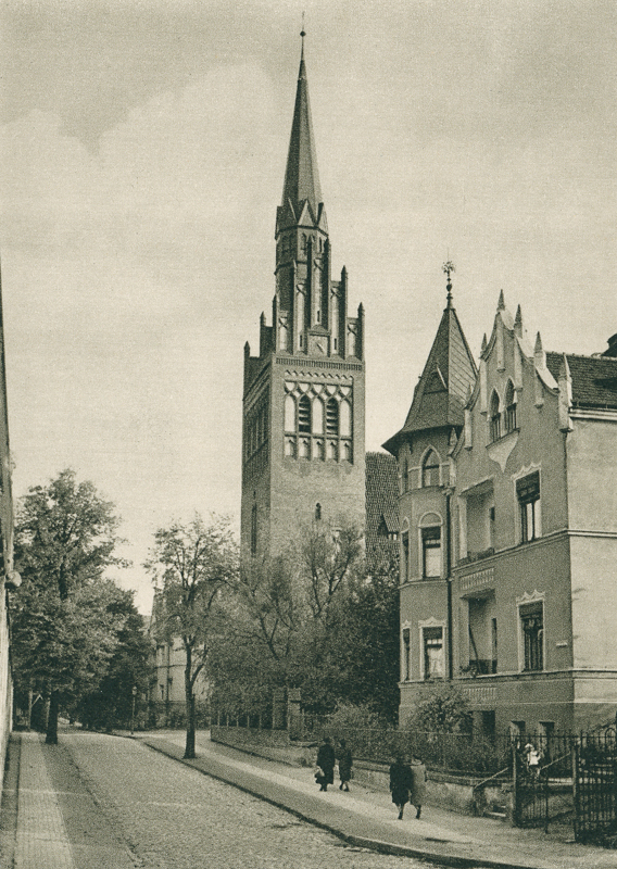 Plik:Kościół Najświętszego Serca Jezusowego, około 1930.JPG