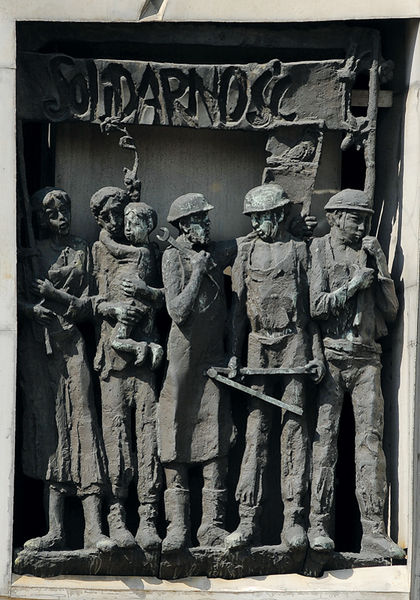 Plik:Płaskorzeźba Elżbiety Szczodrowskiej Peplińskiej i Roberta Peplińskiego, pomnik Poległych Stoczniowców 1970.JPG