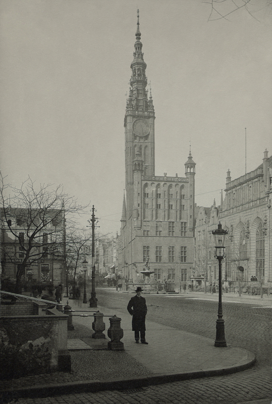 Plik:Ratusz Głównego Miasta, widok od strony wschodniej, około 1904.JPG