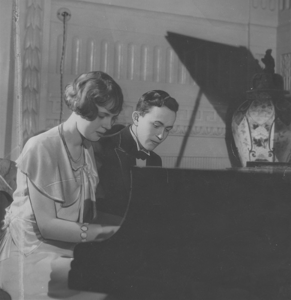 Plik:Jan Ekier z siostrą, 1934.jpg