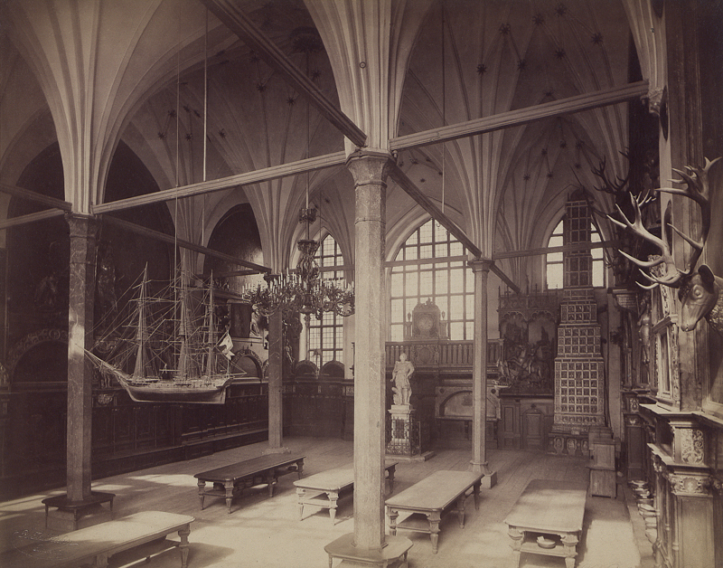 Plik:Wnętrze Dworu Artusa, około 1885.JPG