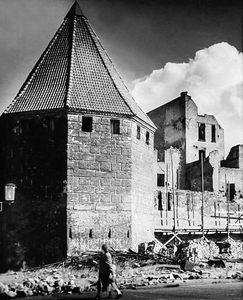 Plik:Baszta Słomiana i mury obronne w czasie konserwacji na fotografii Kazimierza Lelewicza, 1952.jpg