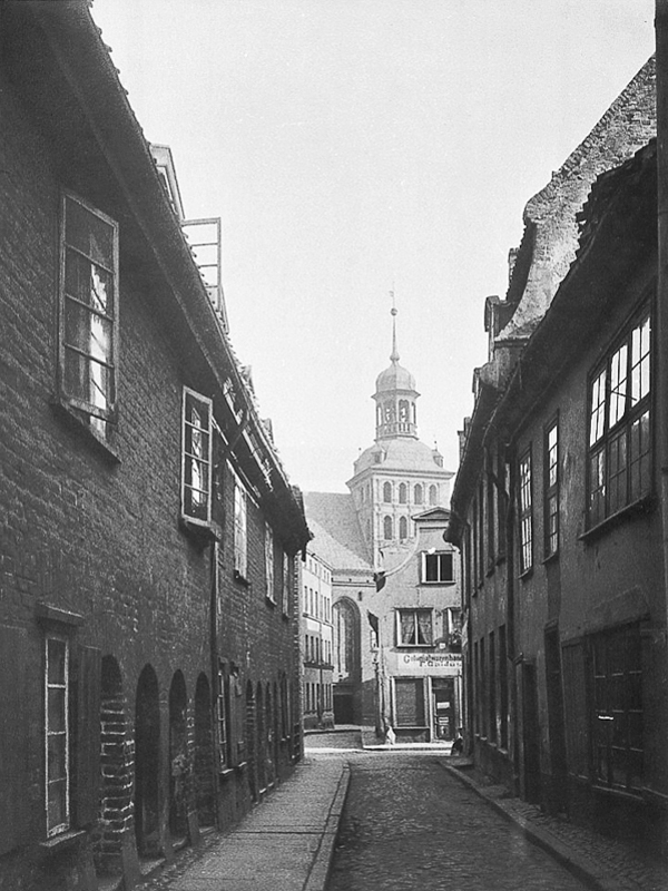 Plik:Widok na kościół św. Brygidy od strony ul. Malarskiej na Starym Mieście, 1919.JPG