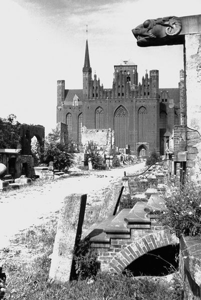 Plik:Kościół Wniebowzięcia Najświętszej Marii Panny zniszczony w czasie walk w 1945 roku, widok od strony wschodniej, po 1950.JPG