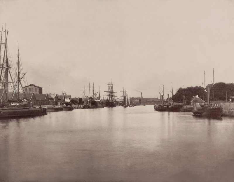 Plik:Żaglowce i holowniki w porcie, po lewej Nowy Port, 1894.JPG