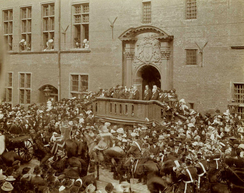 Plik:Gdańszczanie zebrani przed Ratuszem Głównego Miasta, koniec XIX wieku .JPG