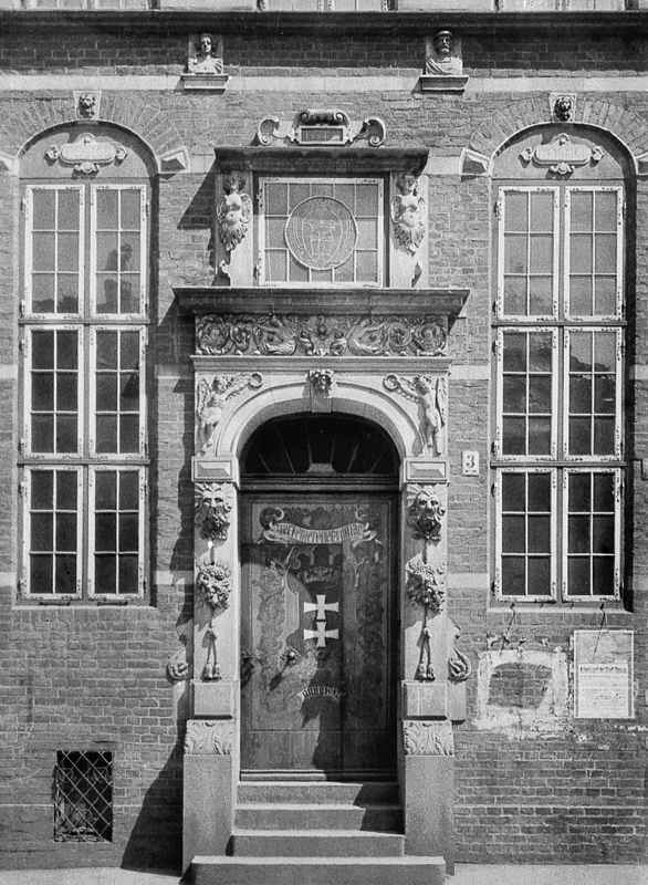 Plik:Portal Domu Opatów Pelplińskich, około 1910.JPG
