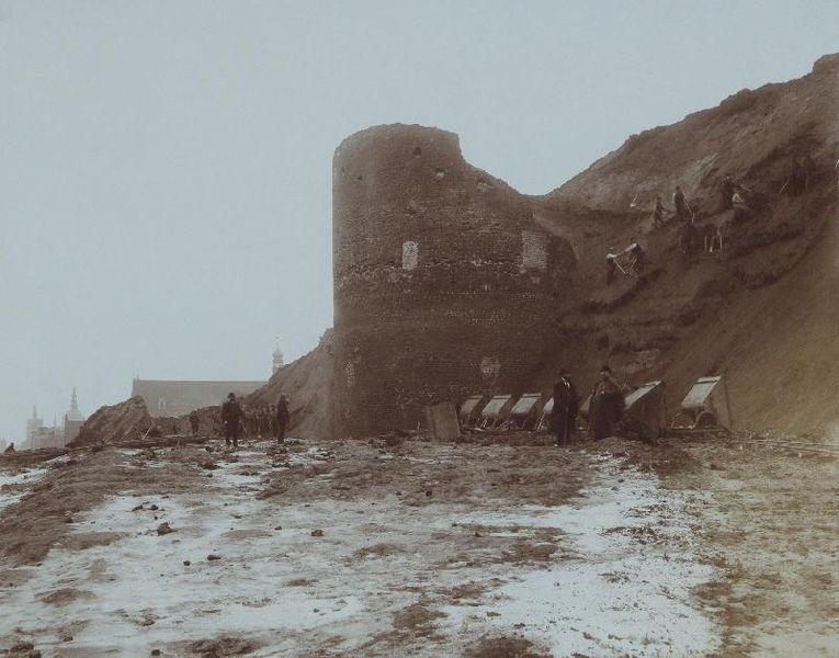 Plik:Bastion Wiebego (tzw. Przedmiejski) podczas rozbiórki, około 1895 .JPG