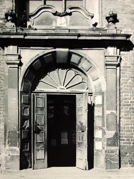 Plik:Portal wejściowy kościoła św. Mikołaja, Kazimierz Lelewicz, 1951.jpg
