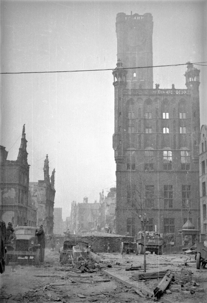 Plik:Ratusz Głównego Miasta, marzec 1945.jpg