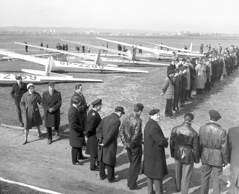 Plik:Uroczystość zawieszenia flagi na lotnisku aeroklubu we Wrzeszczu, 1961.JPG