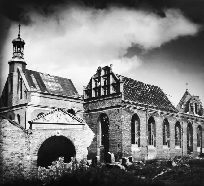 Plik:Kościół św. Brygidy przed odbudową ze zniszczeń wojennych, Kazimierz Lelewicz, 1950.jpg