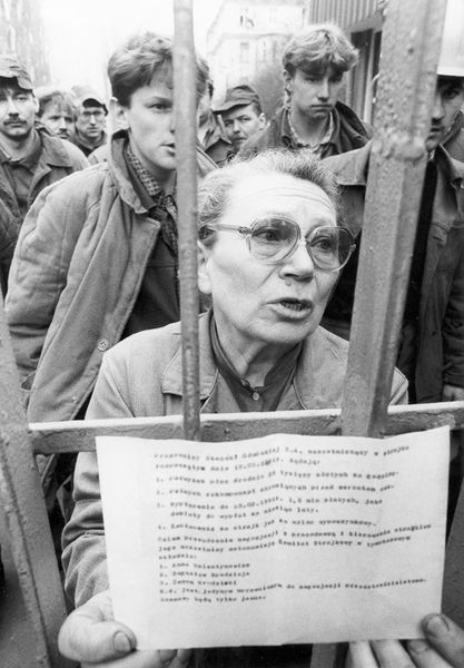 Plik:Anna Walentynowicz przy bramie nr 2 Stoczni Gdańskiej podczas strajku w 1991 roku.JPG