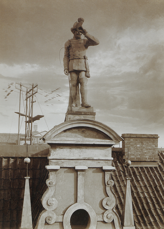 Plik:Figura pocztyliona na szczycie budynku Poczty Głównej przy ul. Długiej, przed 1945.JPG