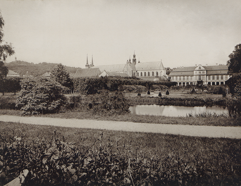 Plik:Park klasztorny cystersów i Pałac Opatów w Oliwie, początek XX wieku.JPG